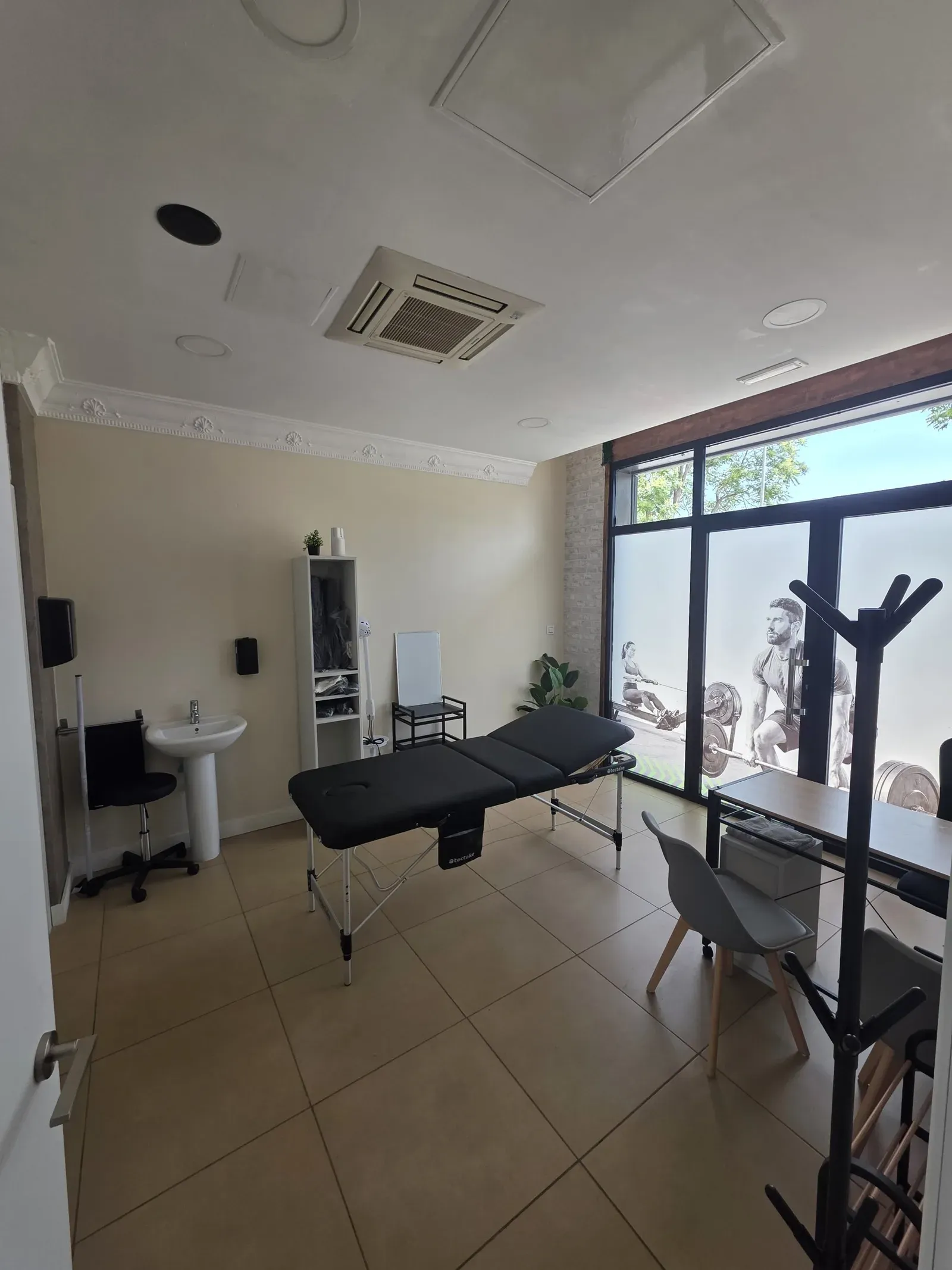 Sesión de fisioterapia deportiva en el gimnasio Atlas Center de Ciudad Real